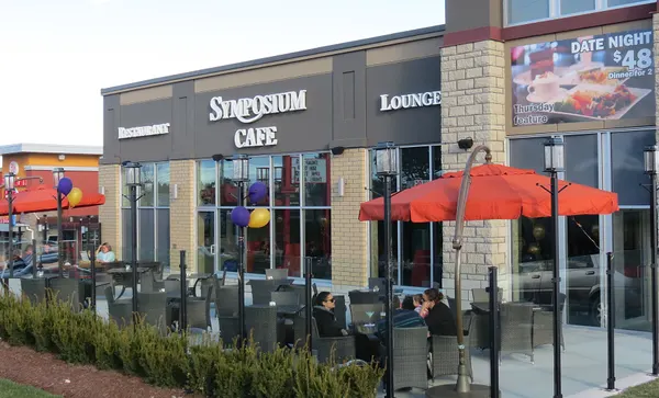 Lindsay patio dining with comfortable outdoor seating for family meals, drinks and casual gatherings.