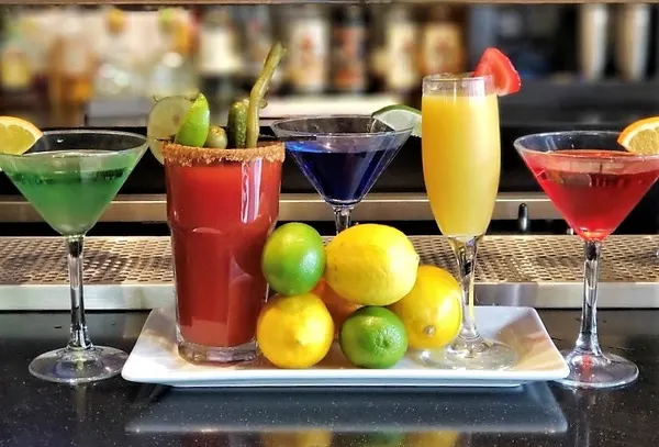 Woodbridge cocktail bar serving refreshing cocktails, chilled martinis and brunch mimosas.