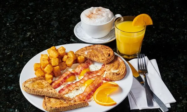 Classic all-day breakfast in Barrie with eggs, crispy bacon, golden home fries, toast and fresh morning sides.