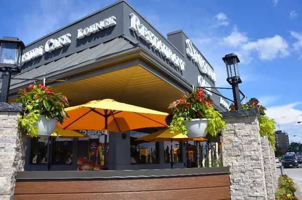 Seasonal patio dining in Waterdown with comfortable seating near Hamilton Street North and Waterdown Village.