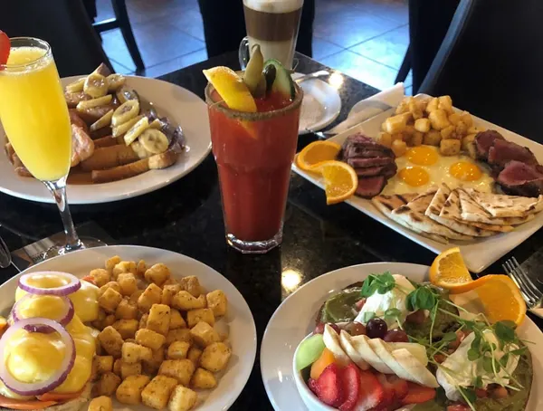 Family brunch in Brantford with breakfast favourites, fresh fruit and a welcoming table for sharing.