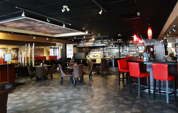 Warm Thornhill family restaurant dining room with spacious seating, cozy booths and Renaissance-inspired artwork.