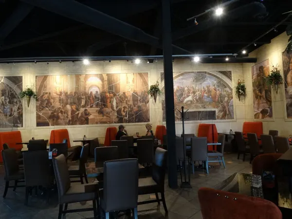 Cambridge restaurant dining room with comfortable seating, warm lighting and a relaxed family-friendly setting.