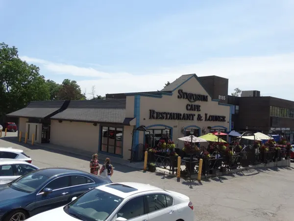 Thornhill licensed restaurant patio with comfortable outdoor seating for dinner, cocktails and late-night dining.