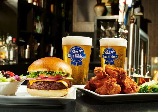 Waterdown burger spot serving a juicy burger, hot chicken wings and cold draught beer for casual dining.