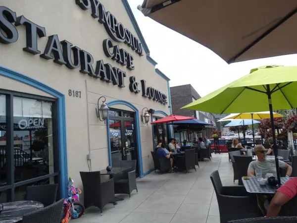 Thornhill Ontario patio dining on one of Yonge Street’s largest and most popular patios at Symposium Cafe Restaurant