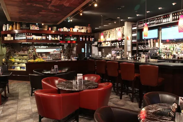 Bolton Ontario bar and lounge at Symposium Cafe Restaurant with full-service bar, wine, cocktails and comfortable lounge seating