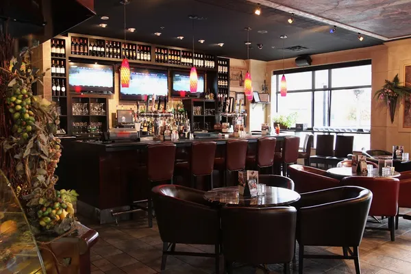 Bolton Ontario restaurant and lounge featuring full-service bar, comfortable seating and relaxed dining at Symposium Cafe
